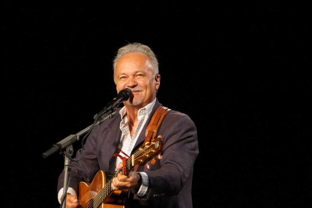 Country music legend Jimmy Fortune of the renowned The Statler Brothers joins the Jesus Calling podcast to discuss his musical journey that lead him to his latest music CD coming from the Bill Gaither Gospel Series title, God & Country